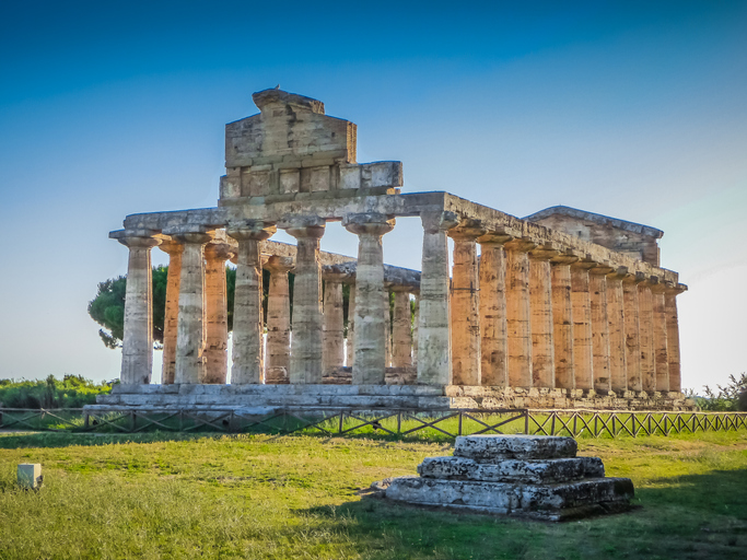 Gut erhaltener griechischer Tempel in Paestum in der Provinz Salerno