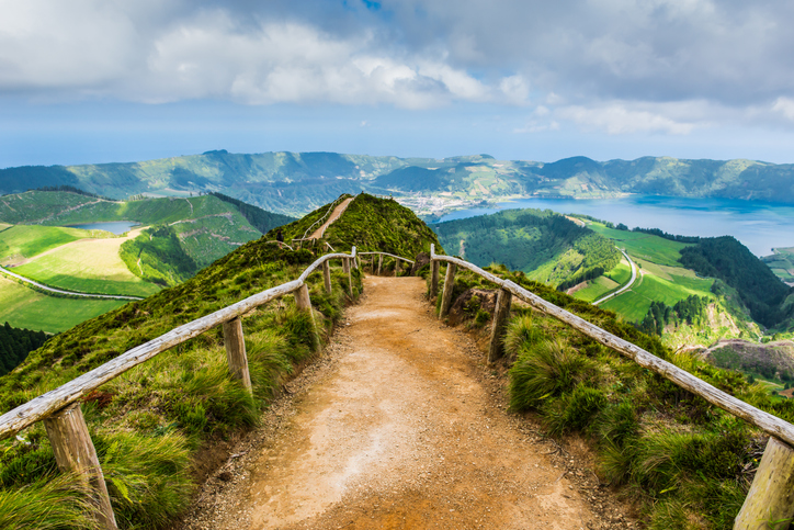 Wanderweg mit Holzgeländer und Blick auf die Kraterseen der Azoren