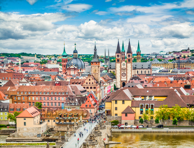 Panorama von Würzburg mit Alter Mainbrücke, Altstadt, Kirchen und historischen Gebäuden.