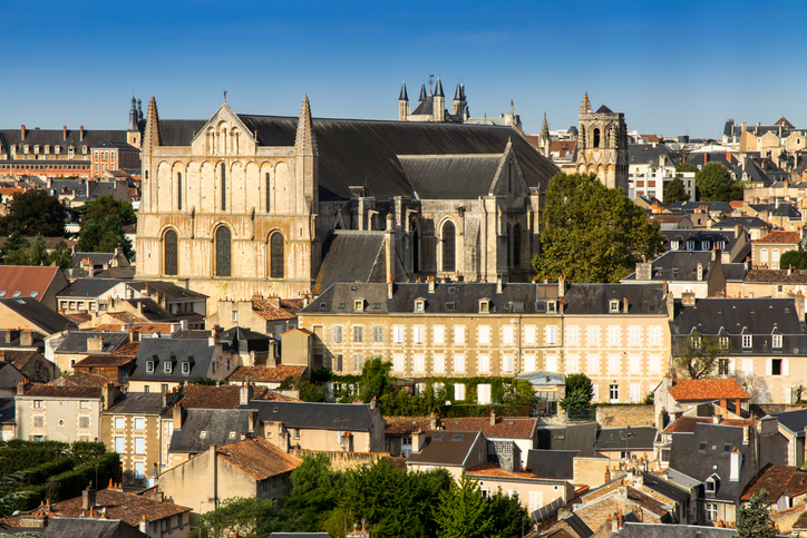 Poitiers: Romanische Kirchen, lebendige Plätze und französischer Charme