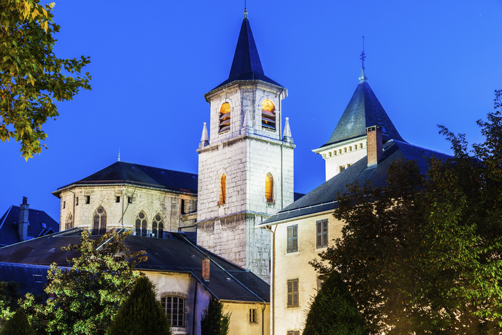 Beleuchtete Türme und historische Gebäude des Schlosses von Chambéry bei Nacht