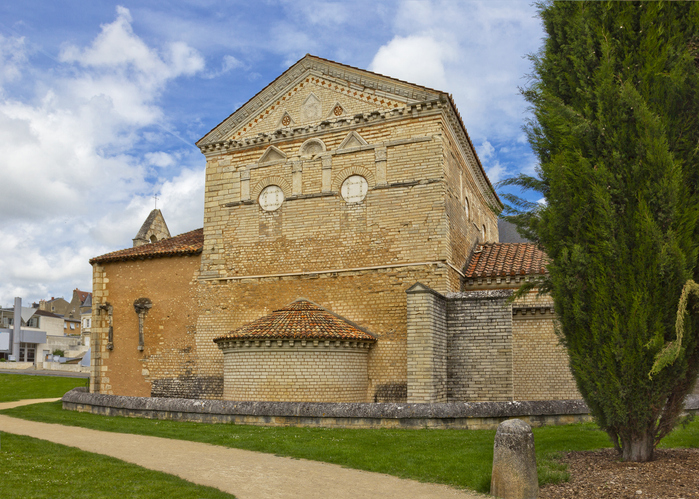 Altes Baptisterium Saint-Jean mit steinerner Fassade und Ziegeldach in Poitiers