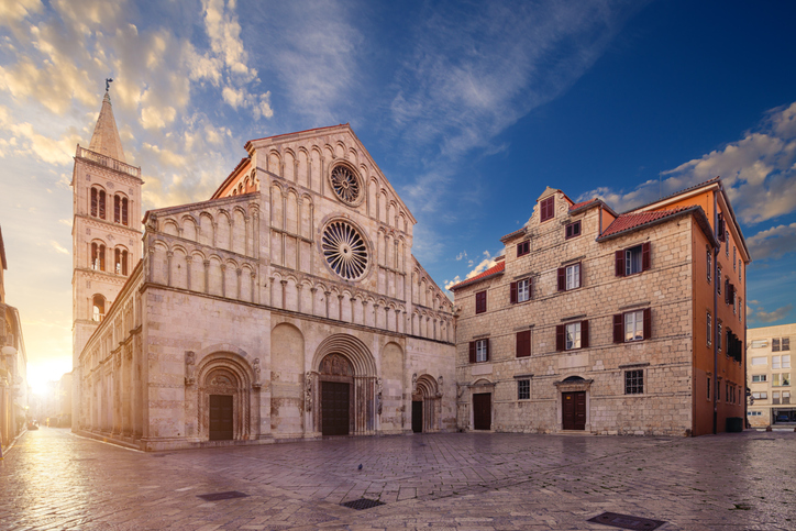 Die Kathedrale der Heiligen Anastasia steht auf einem weiten Platz in der Altstadt von Zadar.