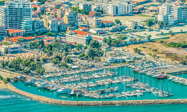 Viele Boote liegen dicht an dicht in einem geschützten Hafenbecken in Larnaka