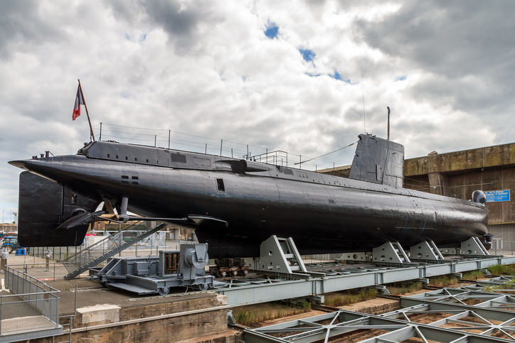 Schwarzes U-Boot auf einer Plattform im Hafenbereich von Lorient