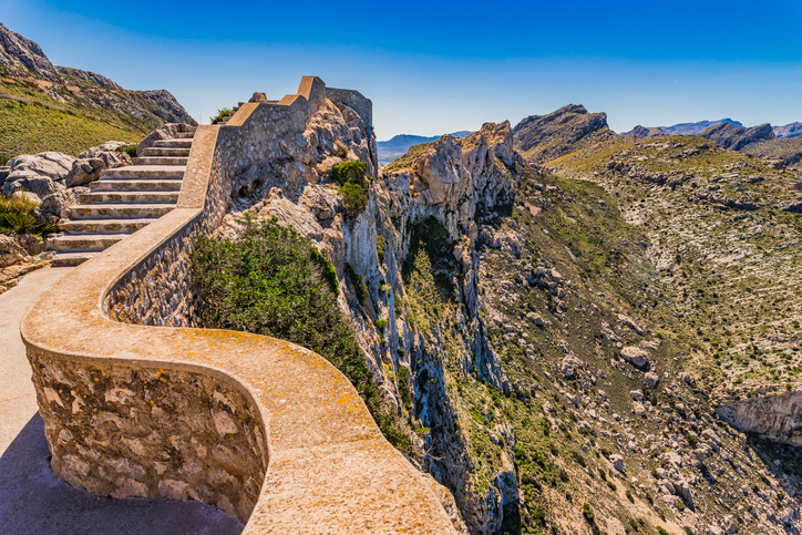 Steinerner Treppenweg durch die schroffe Berglandschaft am Cap Formentor auf Mallorca