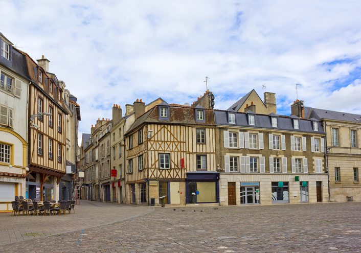 Alte Fachwerkhäuser und traditionelle Fassaden an einem ruhigen Platz in Poitiers