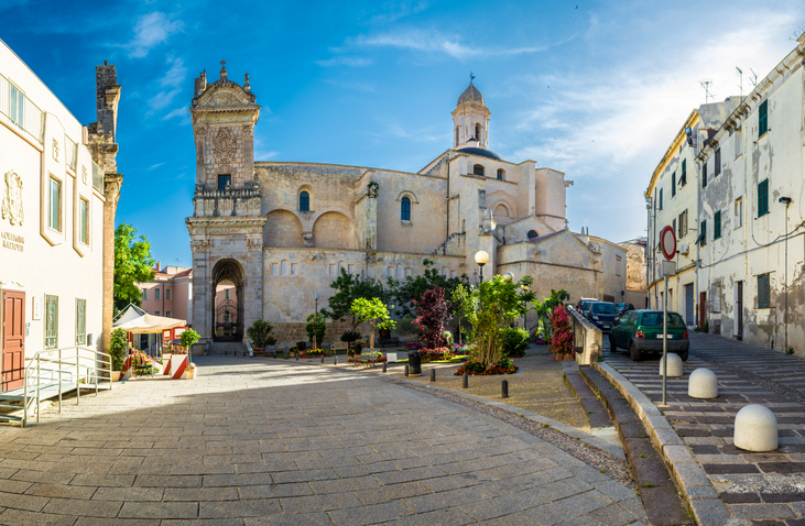 Historische Kirche an einem kleinen Platz mit alten Häusern und gepflasterter Straße in Sassari