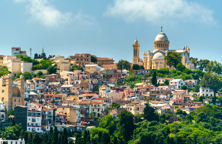 Die Basilika Notre-Dame d’Afrique erhebt sich auf einem Hügel über den Häusern von Algier.