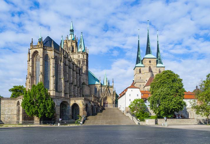 Erfurter Dom und Severikirche auf dem Domberg mit breiter Freitreppe, gotischer Architektur und blauem Himmel.