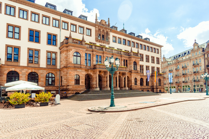 Historisches Neues Rathaus mit Treppenaufgang und verzierter Fassade im Zentrum von Wiesbaden