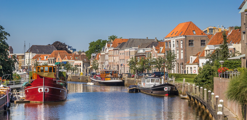 Alte Schiffe und Boote auf der Thorbeckegracht vor historischen Häusern in Zwolle