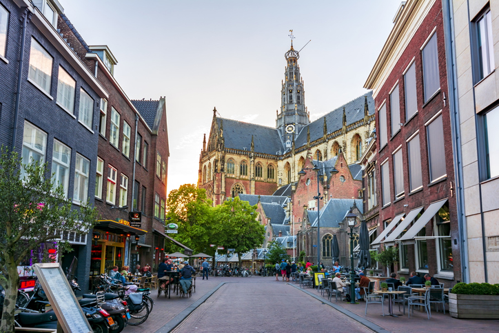 Haarlem: Zwischen Amsterdam und Nordseeküste wartet ein echtes Schmuckstück der Niederlande