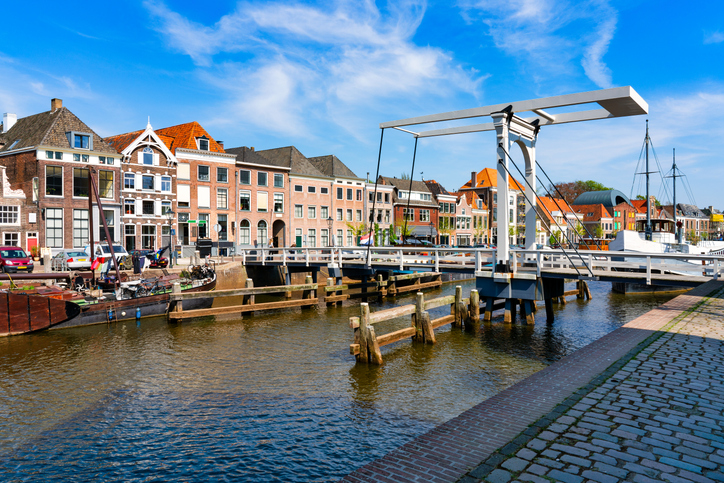 Moderne Zugbrücke über eine Gracht mit historischen Häusern und Booten in Zwolle