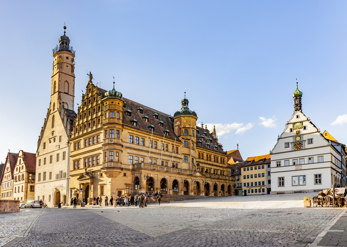 Der Marktplatz von Rothenburg ob der Tauber mit Rathaus, historischen Gebäuden und weitem Kopfsteinpflasterplatz.