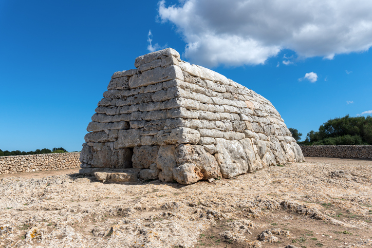 Prähistorisches Steindenkmal Naveta des Tudons bei Ciutadella auf Menorca