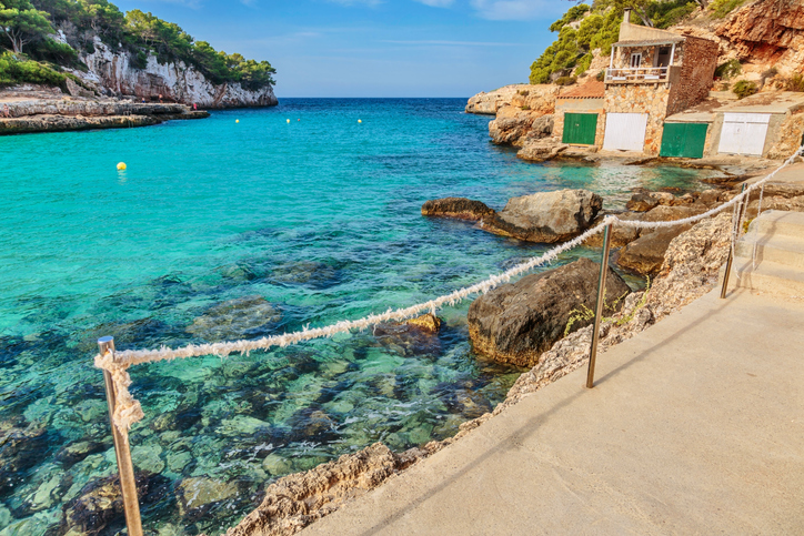 Cala Santanyí: Zwischen Sandstrand, Felsen und mediterraner Ruhe