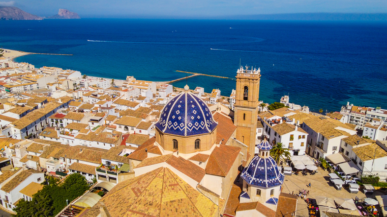 Luftaufnahme der Altstadt von Benidorm mit blauer Kuppelkirche direkt an der Mittelmeerküste