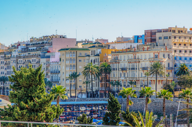 Stadtansicht mit Palmen und Gebäuden an der Uferzone von Ceuta