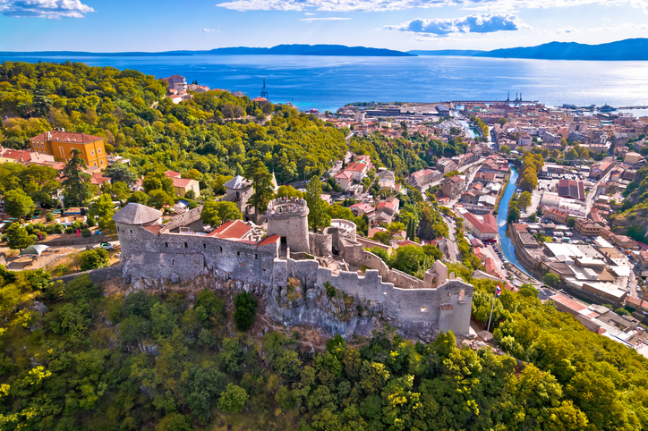 Luftbild der Burg Trsat mit Stadt, Hafen und Meer im Hintergrund