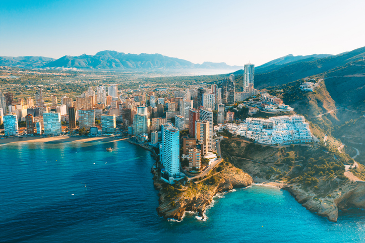 Luftaufnahme von Benidorm mit Hochhäusern, Küstenlinie und türkisblauem Meer