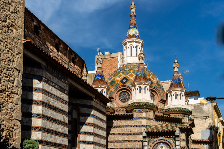 Farbenfrohe Kirche Sant Romà mit kunstvoller Kuppel im Zentrum von Lloret de Mar