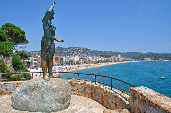 Bronzestatue Dona Marinera mit Blick auf Strand und Meer in Lloret de Mar