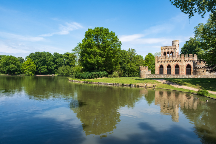Romantische Mosburg am See im grünen Schlosspark Biebrich in Wiesbaden