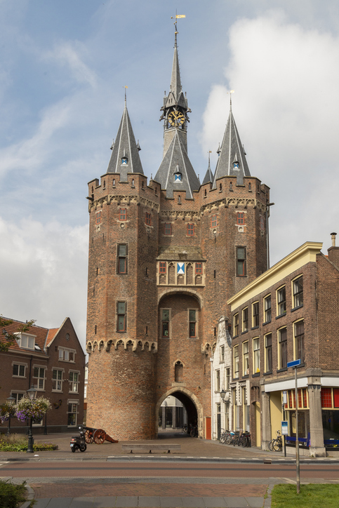 Mittelalterliches Stadttor Sassenpoort mit Türmen und spitzen Dächern in Zwolle