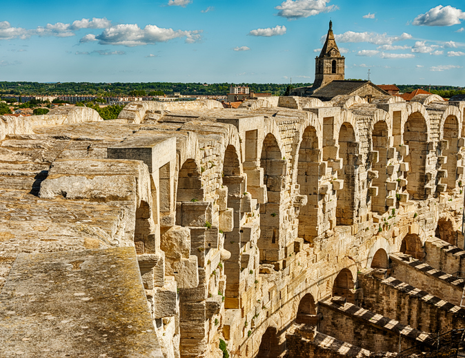 Blick über die oberen Bögen des römischen Amphitheaters in Arles