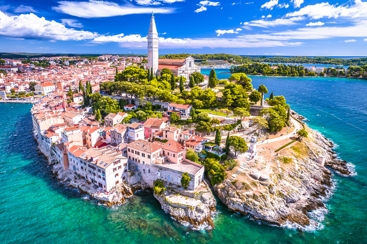 Luftaufnahme der Halbinsel von Rovinj mit Kirche, Altstadt und türkisblauem Meer