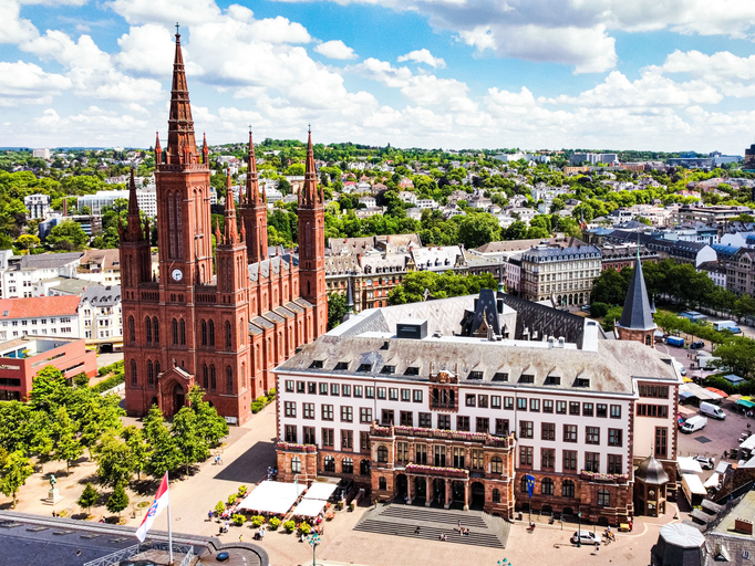 Luftaufnahme der Marktkirche und des Neuen Rathauses im historischen Zentrum von Wiesbaden