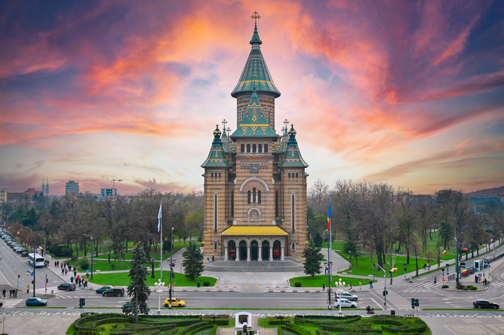 Frontalansicht der orthodoxen Kathedrale von Timișoara bei Sonnenuntergang