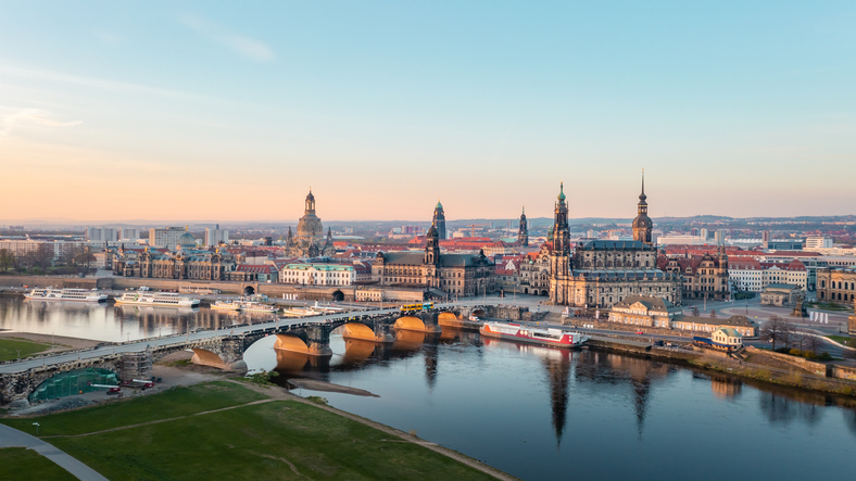 Panoramablick auf Dresden an der Elbe mit Augustusbrücke, historischer Altstadt, Frauenkirche, Kirchtürmen und Uferpromenade.