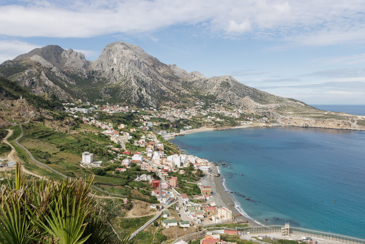 Weite Bucht mit Häusern und Bergen in Ceuta