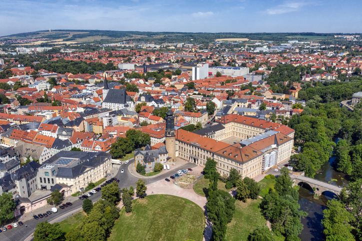 Luftaufnahme von Weimar mit Altstadt, Schlossanlage, roten Dächern und grünen Parkflächen.