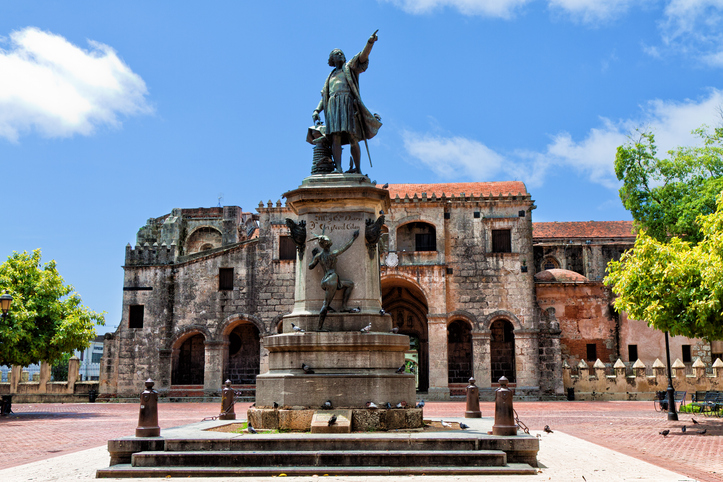 Statue von Christoph Kolumbus vor einem historischen Gebäude in Santo Domingo