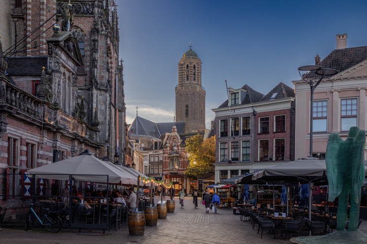 Restaurants und historische Häuser in der Innenstadt von Zwolle mit dem Peperbus im Hintergrund
