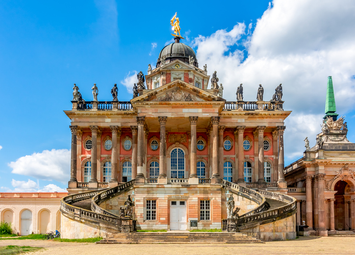 Neues Palais im Park Sanssouci in Potsdam mit prächtiger Barockfassade, großer Freitreppe, Skulpturen und markanter Kuppel.