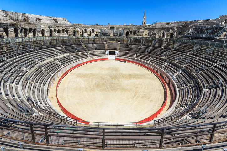 Blick in die runde Arena des römischen Amphitheaters in Arles