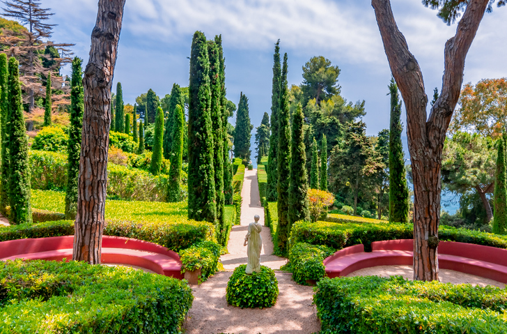Gepflegte Gartenanlage mit Zypressen und Blickrichtung Meer in Lloret de Mar