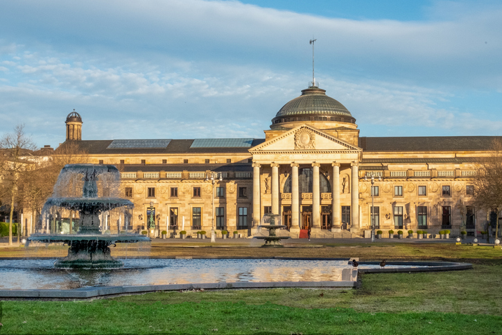 Prächtiges Kurhaus Wiesbaden mit Säulenfassade, Brunnen und weitläufiger Grünanlage