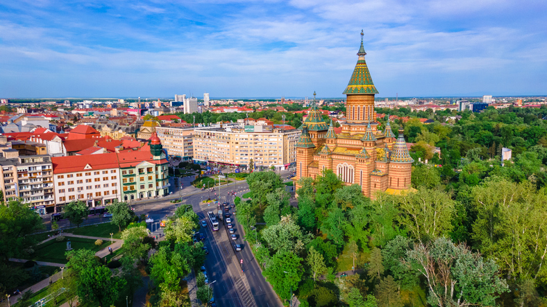 Luftaufnahme der orthodoxen Kathedrale von Timișoara mit Straßen und Grünanlagen