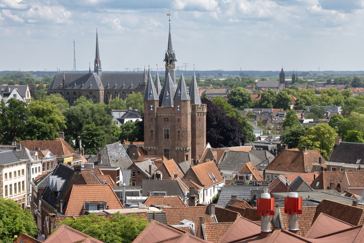 Blick über die Dächer der Altstadt von Zwolle mit dem Sassenpoort und mehreren Kirchtürmen