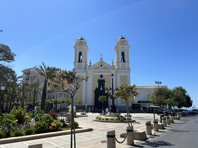 Helle Kirche mit zwei Türmen an einem Platz in Ceuta