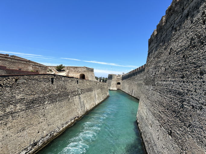 Wassergraben zwischen hohen Festungsmauern in Ceuta