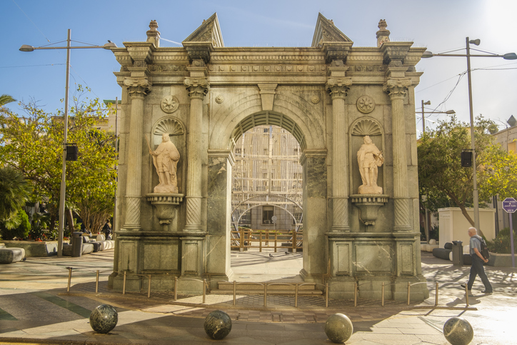Monumentales steinernes Tor mit Figuren und Säulen in Ceuta