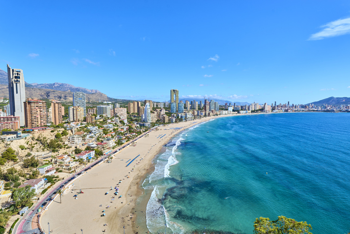 Blick über den Strand und die Hochhäuser von Benidorm entlang der geschwungenen Küste
