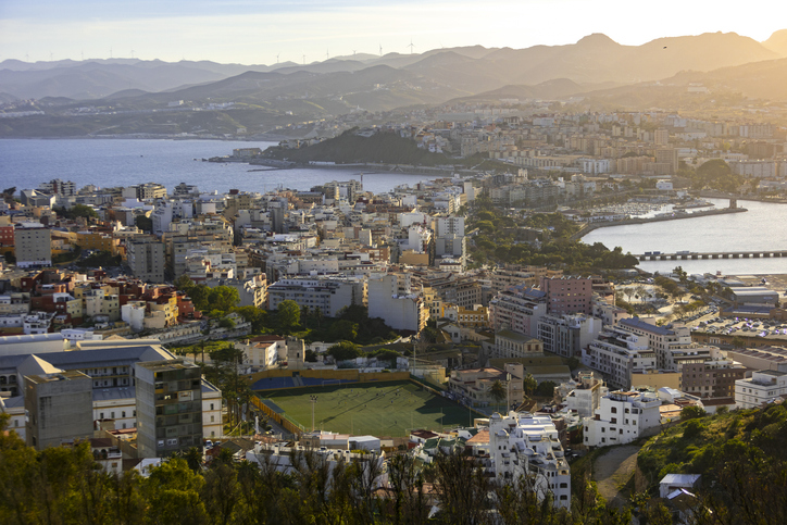 Panorama von Ceuta mit Küste, Hafen und Bergen im warmen Abendlicht