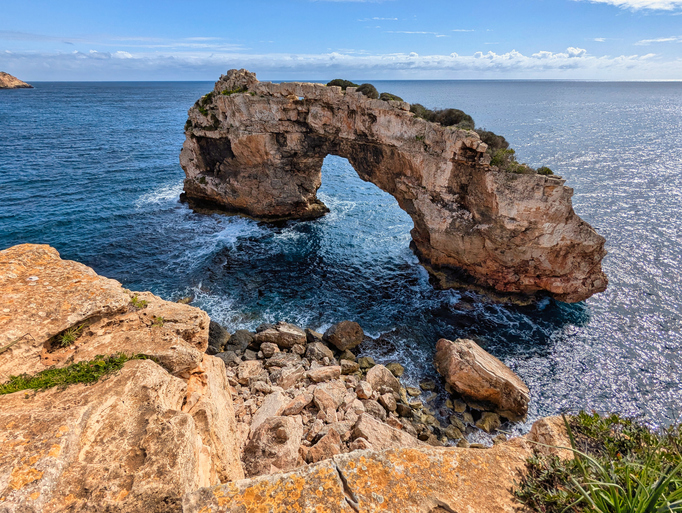 Großes natürliches Felsentor im Meer vor der Küste von Cala Santanyí auf Mallorca